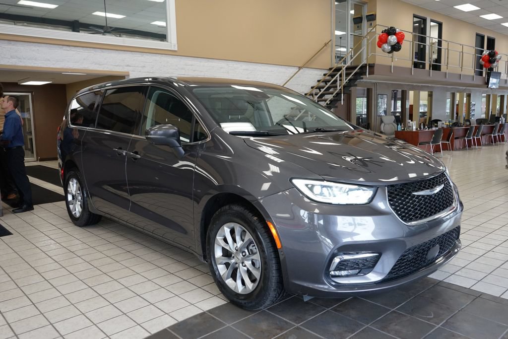 Used 2023 Chrysler Pacifica Touring-L AWD/4WD image 19