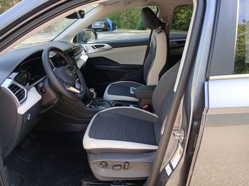 New 2026 Volkswagen Taos SE image 9