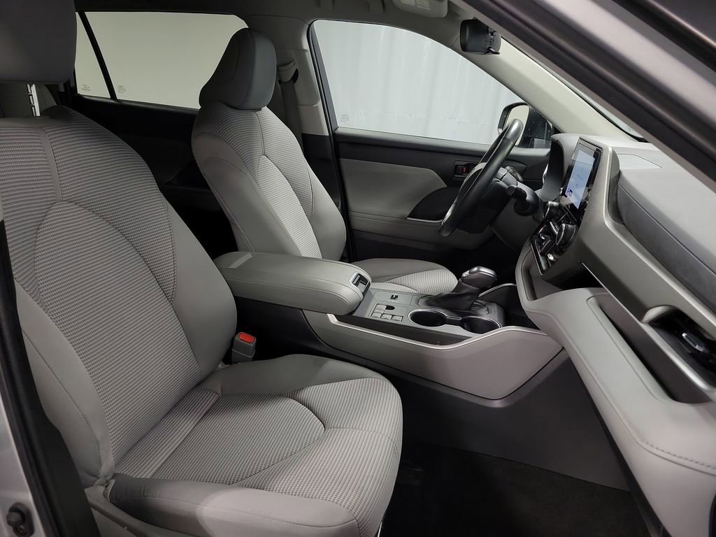 Used 2023 Toyota Highlander LE image 27