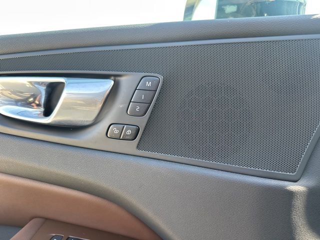 Used 2023 Volvo XC60 B5 Plus image 31