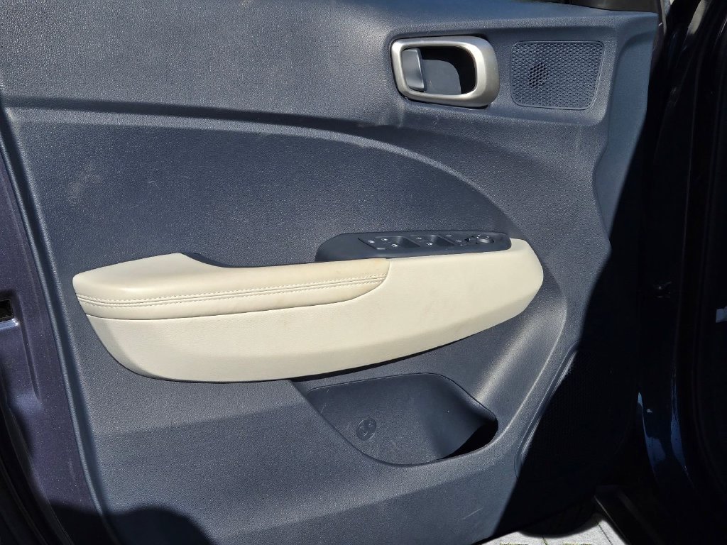 Certified 2024 Hyundai Venue Limited FWD image 13