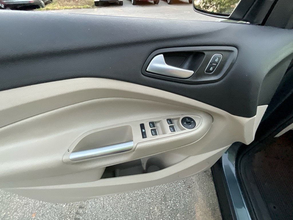 Used 2019 Ford Escape SE image 40