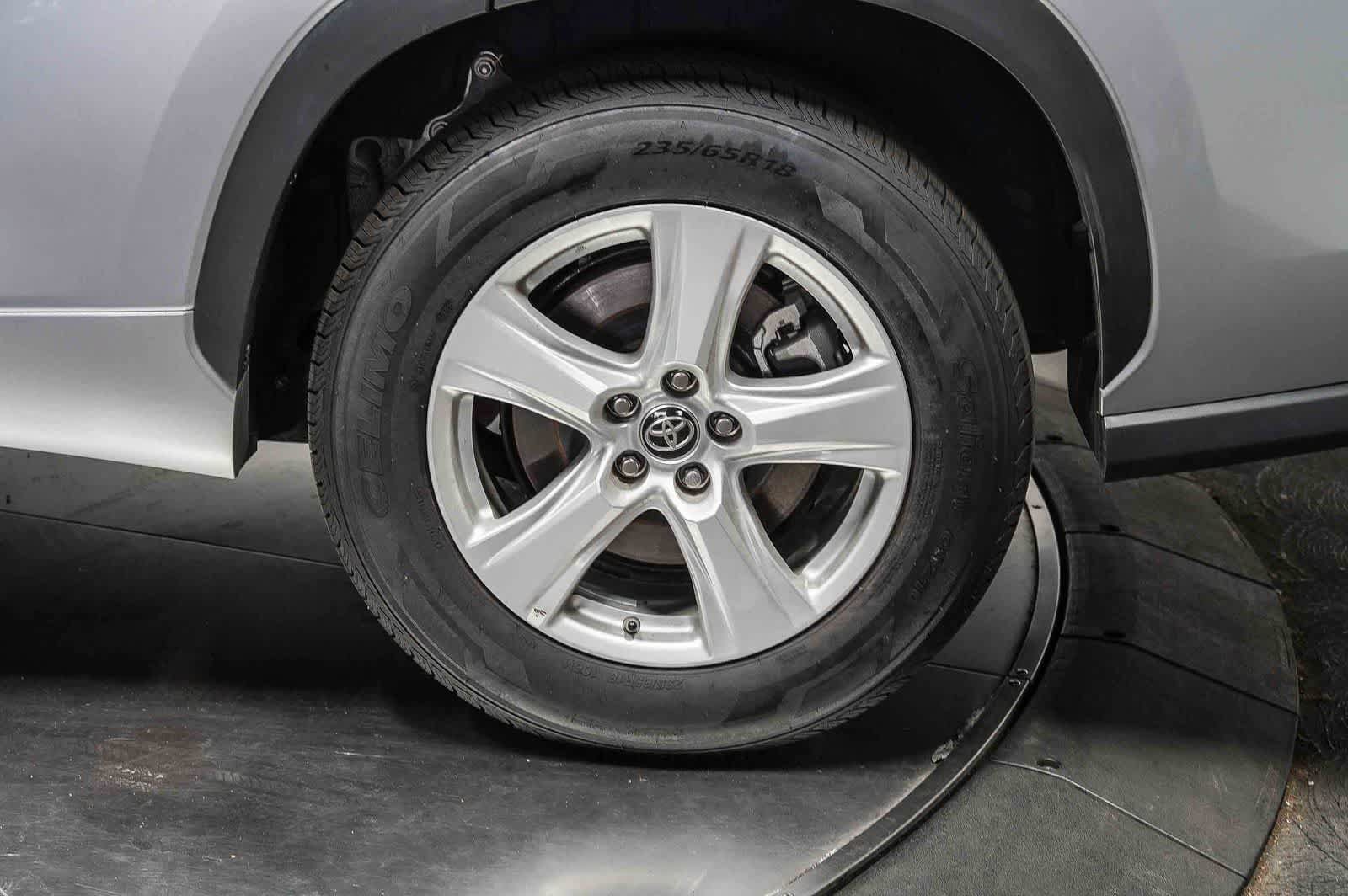 Used 2025 Toyota Highlander LE FWD image 10
