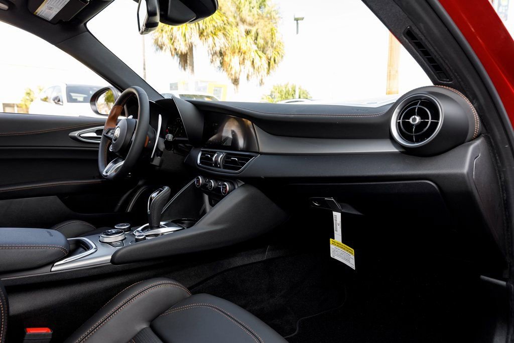 New 2025 Alfa Romeo Giulia AWD w/ Driving Assist Package image 39