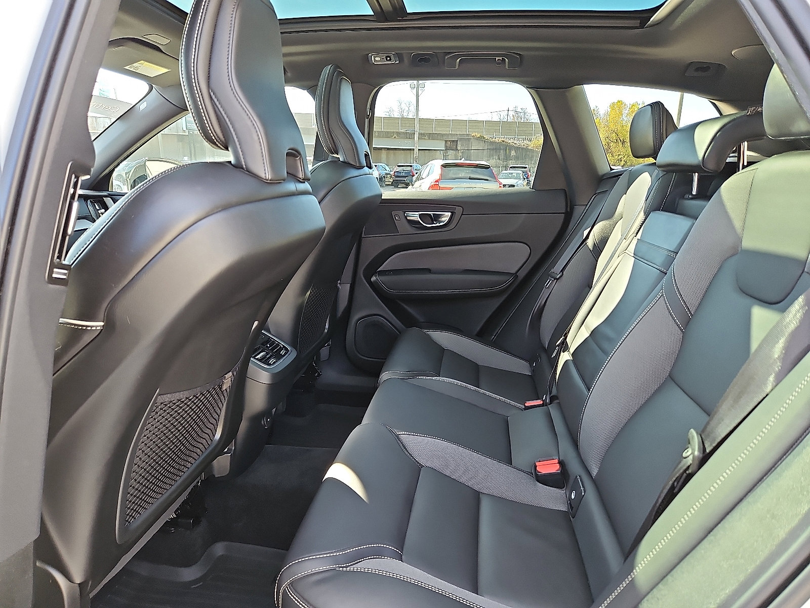 Used 2021 Volvo XC60 T6 R-Design image 10