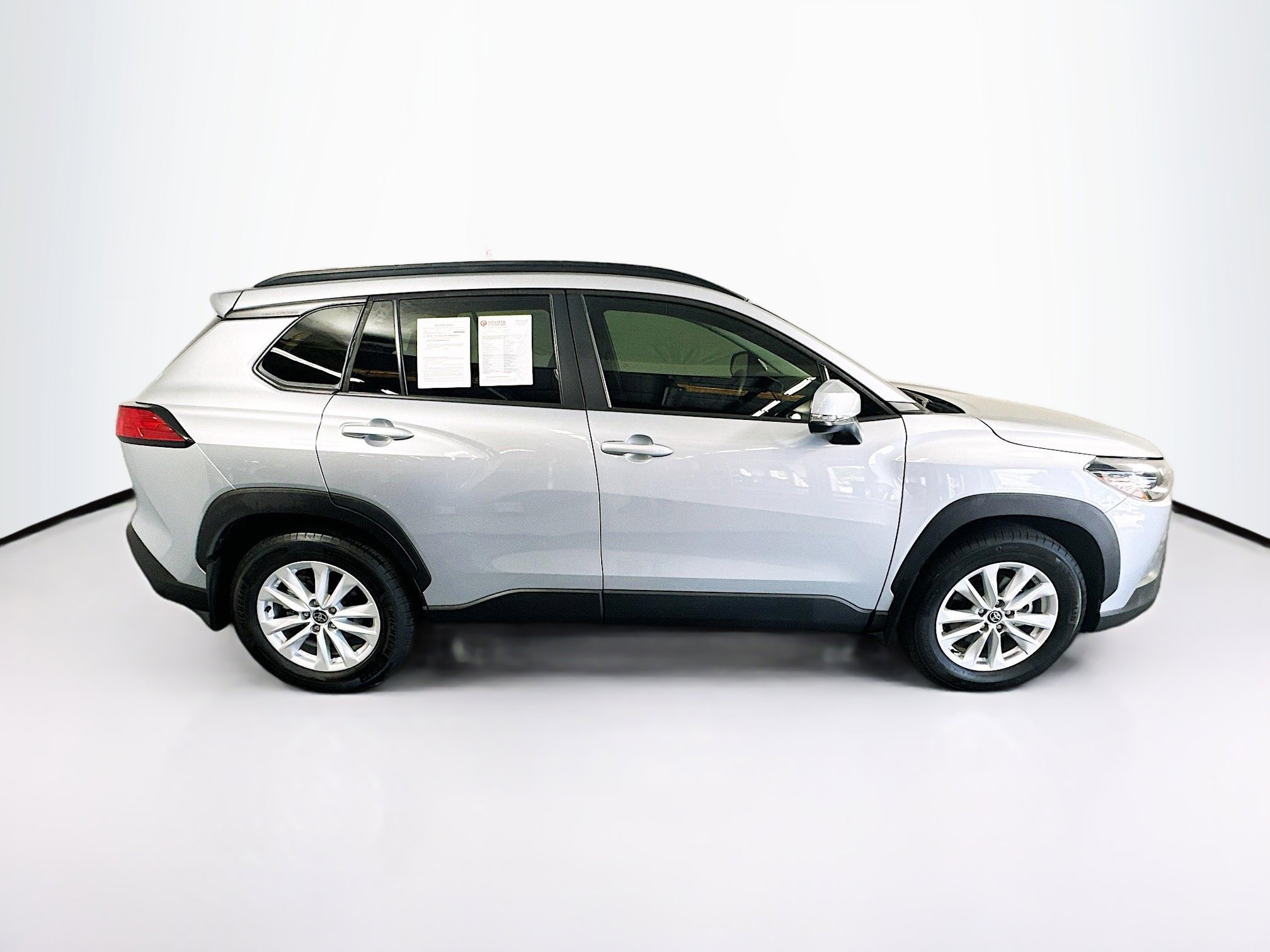 Used 2024 Toyota Corolla Cross LE w/ Moonroof Package image 2