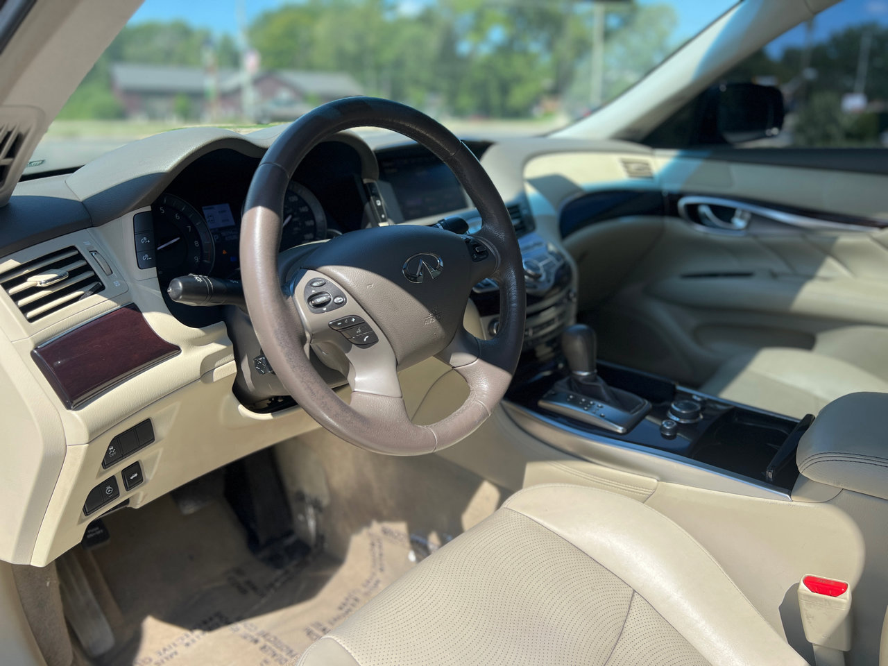 Used 2019 INFINITI Q70 Luxe image 16