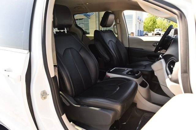 Used 2023 Chrysler Pacifica Touring-L FWD image 21