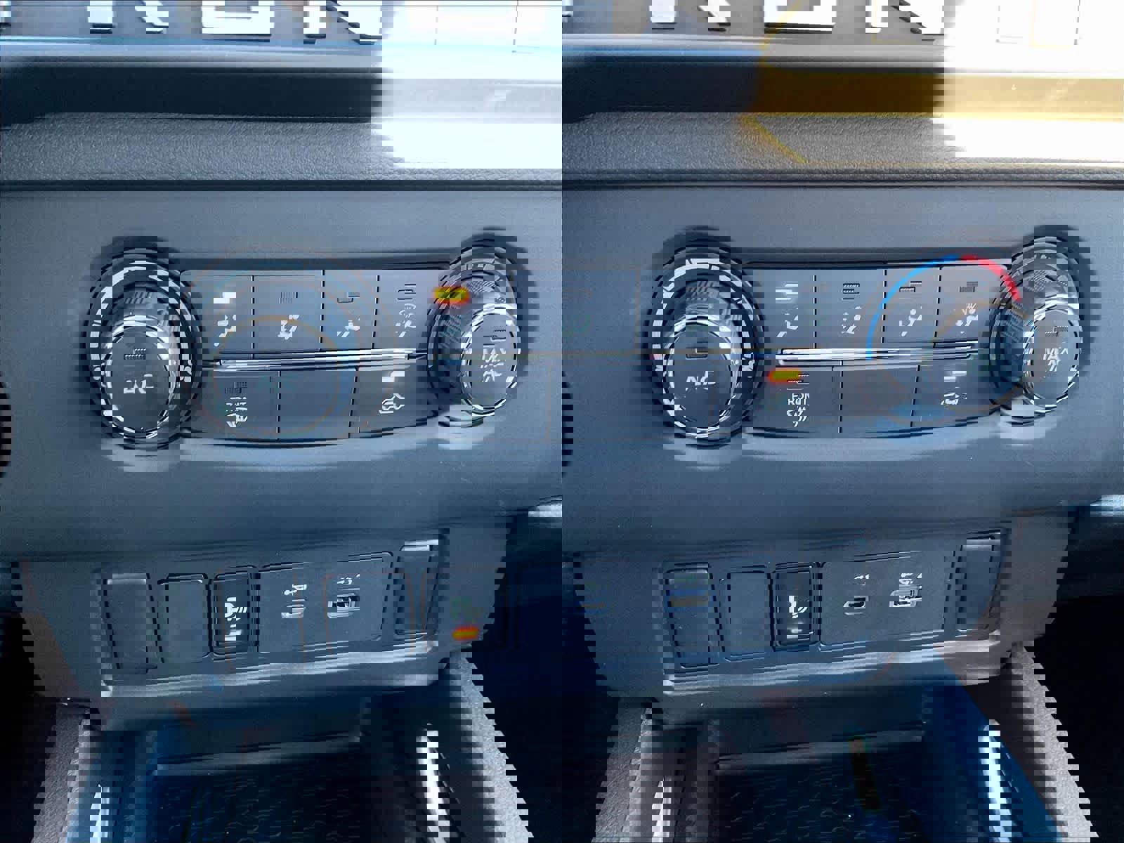 Used 2025 Nissan Frontier SV image 25