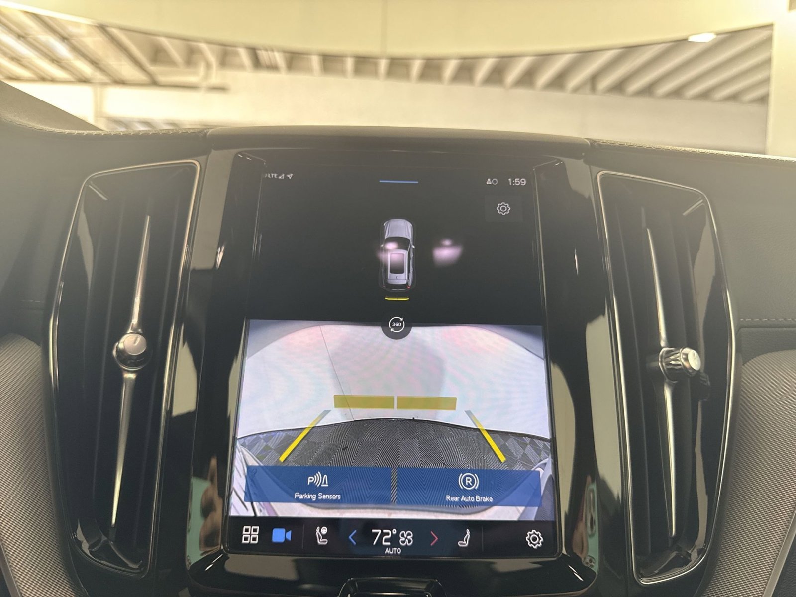 Used 2023 Volvo XC60 B5 Ultimate w/ Climate Package image 19