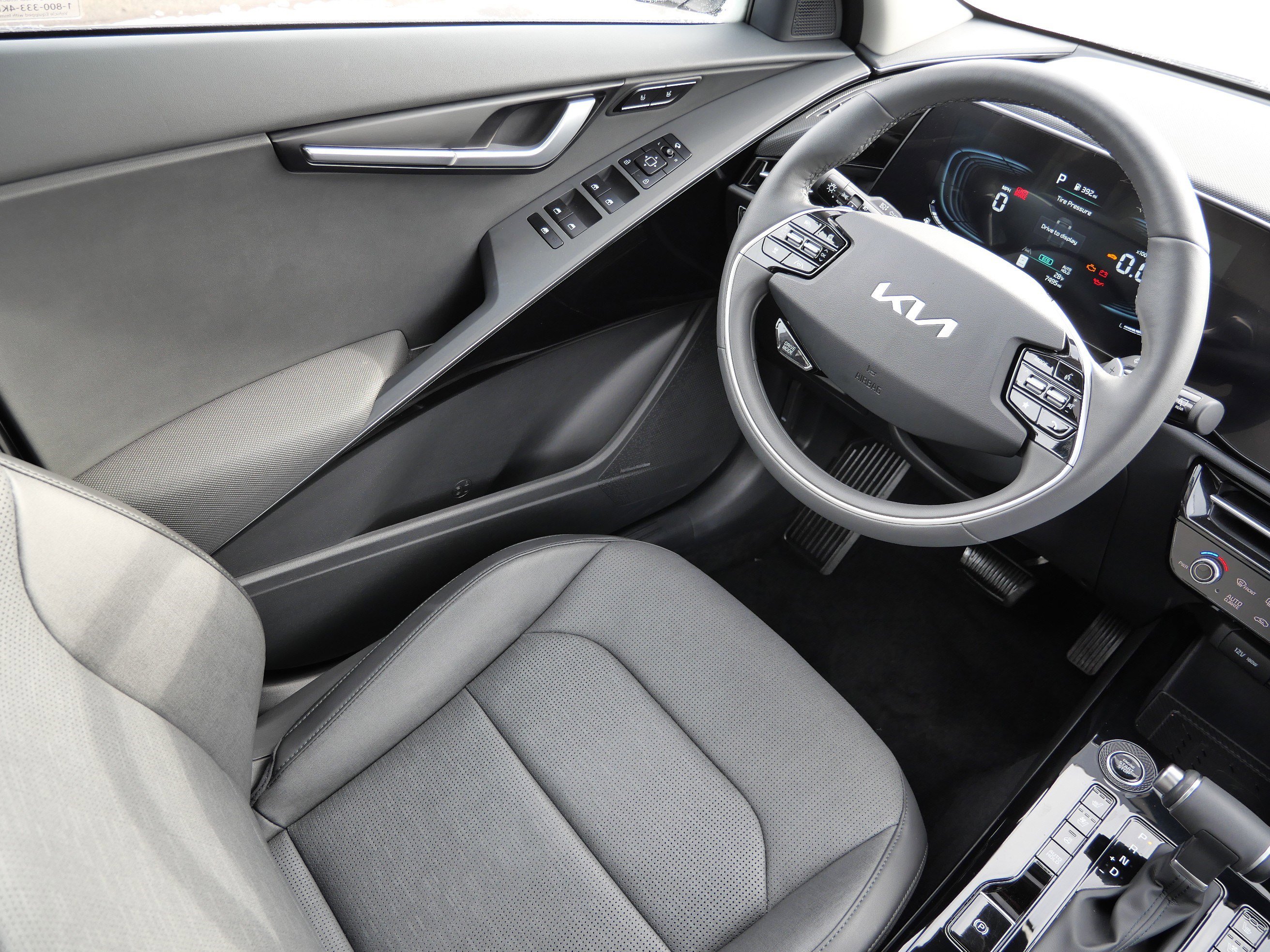 Used 2025 Kia Niro SX image 9