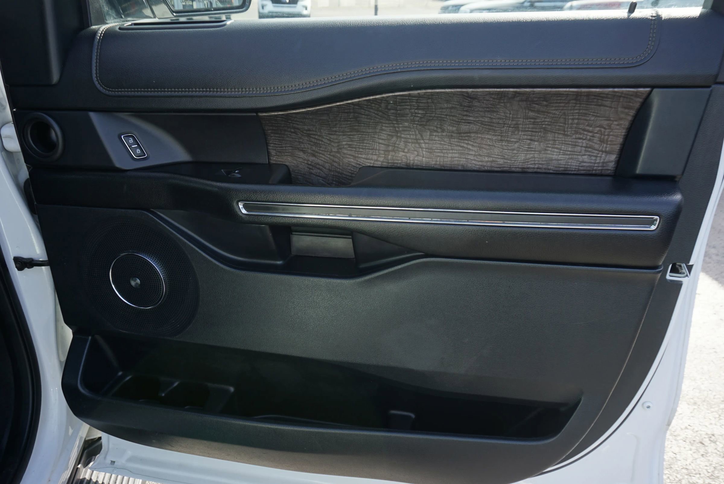 Used 2021 Ford Expedition Max Limited image 12