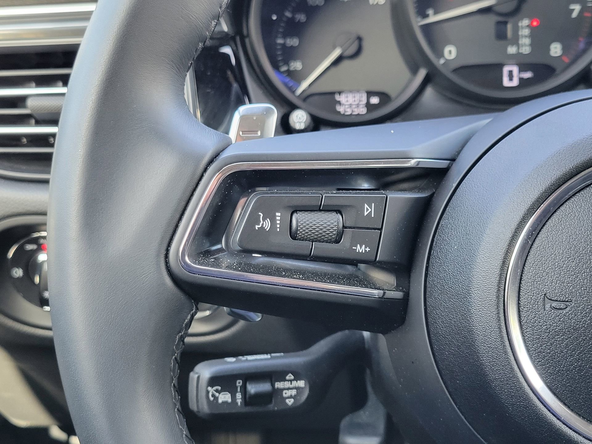 Used 2025 Porsche Macan image 13