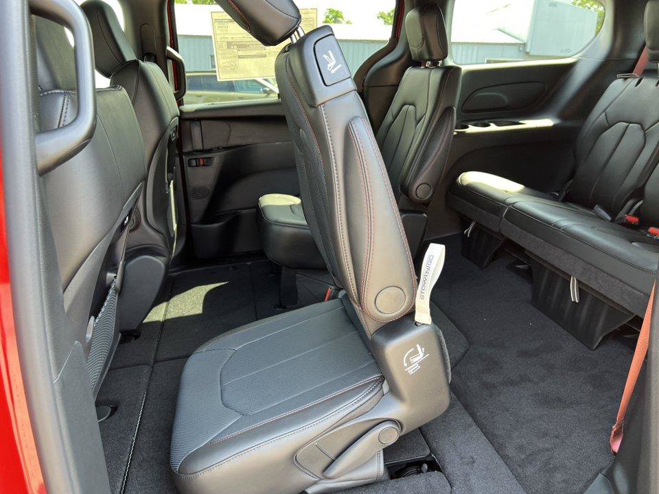 New 2027 Chrysler Pacifica Select AWD/4WD image 6