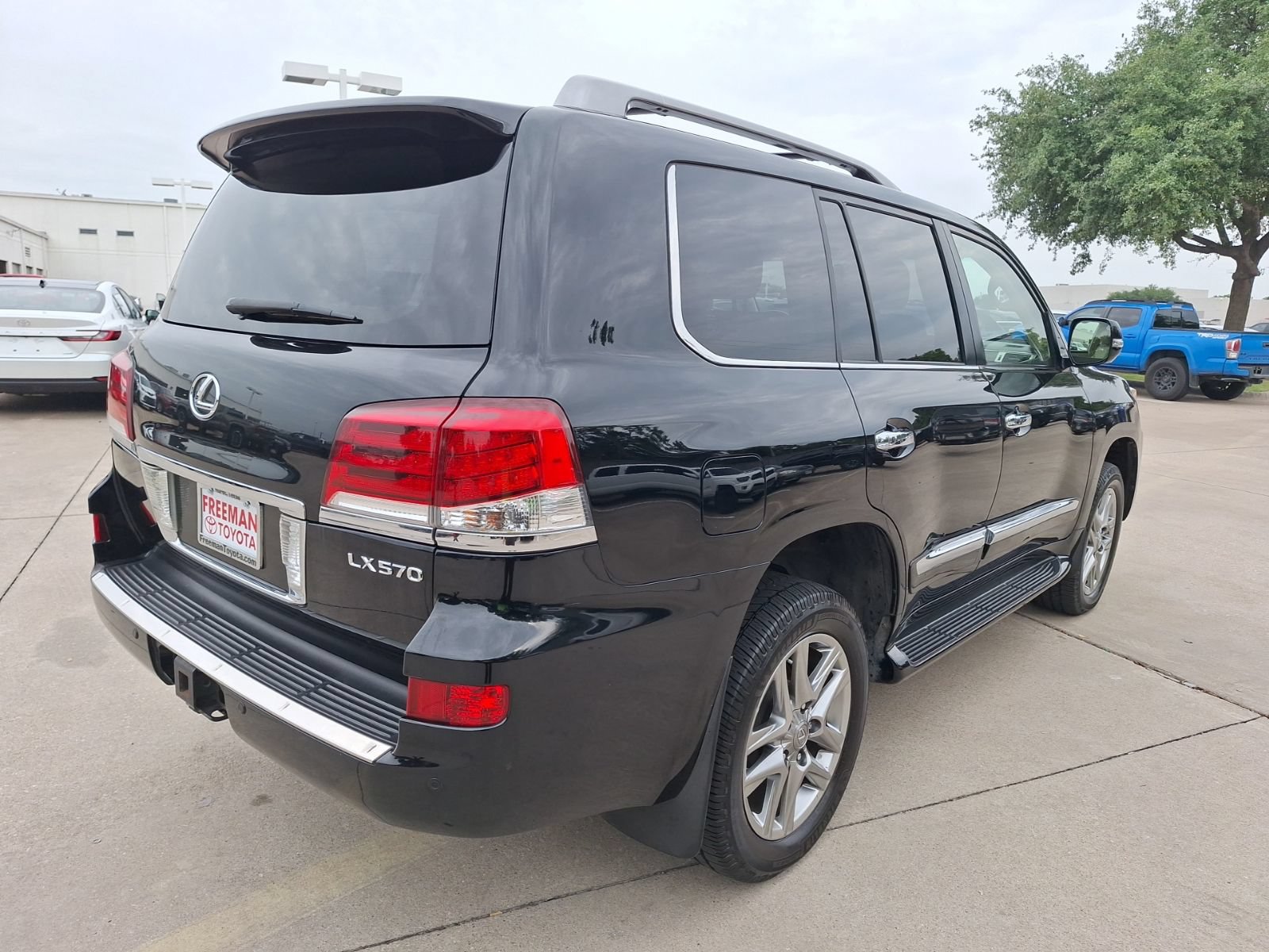 Used 2013 Lexus LX 570 4WD w/ Luxury Pkg image 6