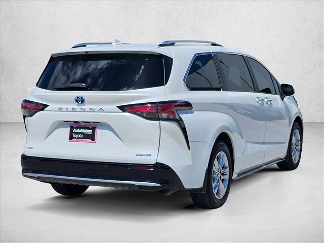 Used 2025 Toyota Sienna Limited image 5