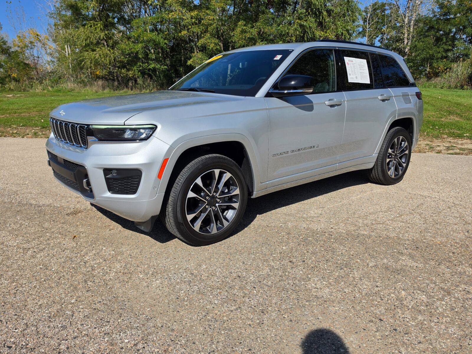 Used 2025 Jeep Grand Cherokee Overland w/ Luxury Tech Group IV AWD/4WD image 3
