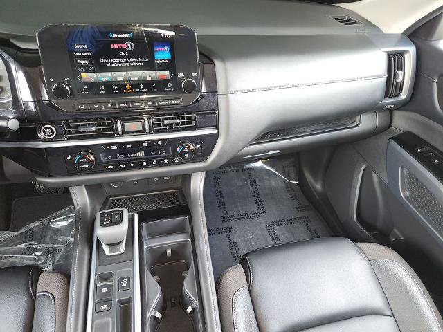 Certified 2024 Nissan Pathfinder SL w/ Black Appearance Package FWD image 18