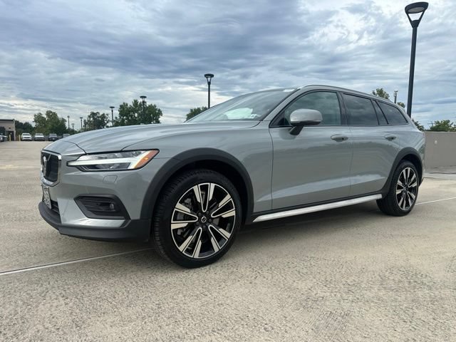 Certified 2024 Volvo V60 B5 Cross Country Ultimate w/ Protection Package Premier AWD/4WD image 4