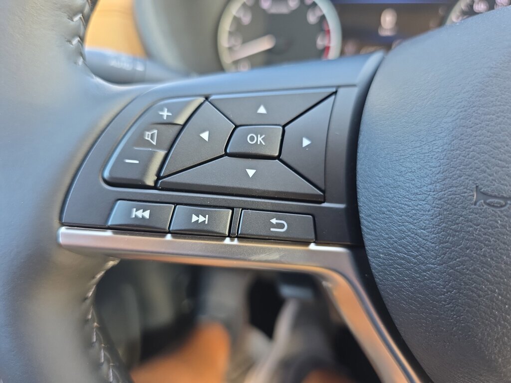 Used 2025 Nissan Sentra SV w/ SV Premium Package image 10