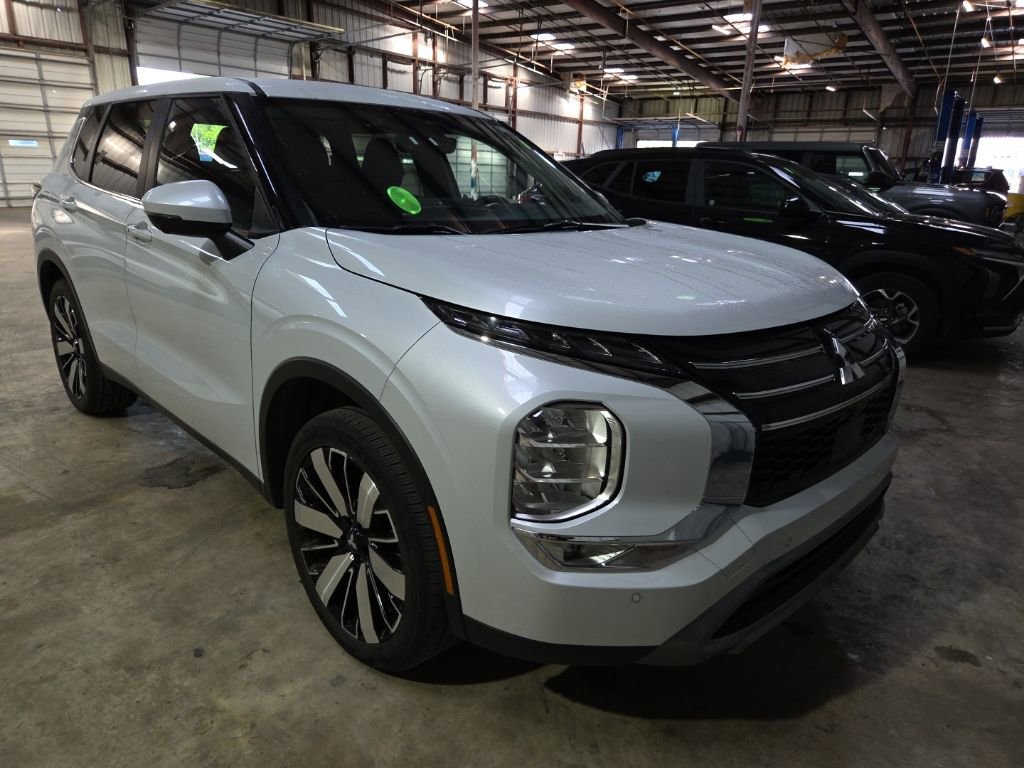 Used 2025 Mitsubishi Outlander SE image 7