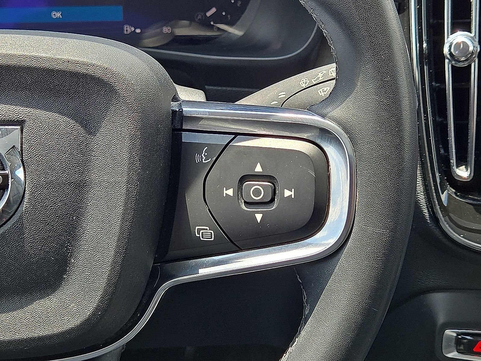 Used 2024 Volvo XC40 B5 Plus AWD/4WD image 19