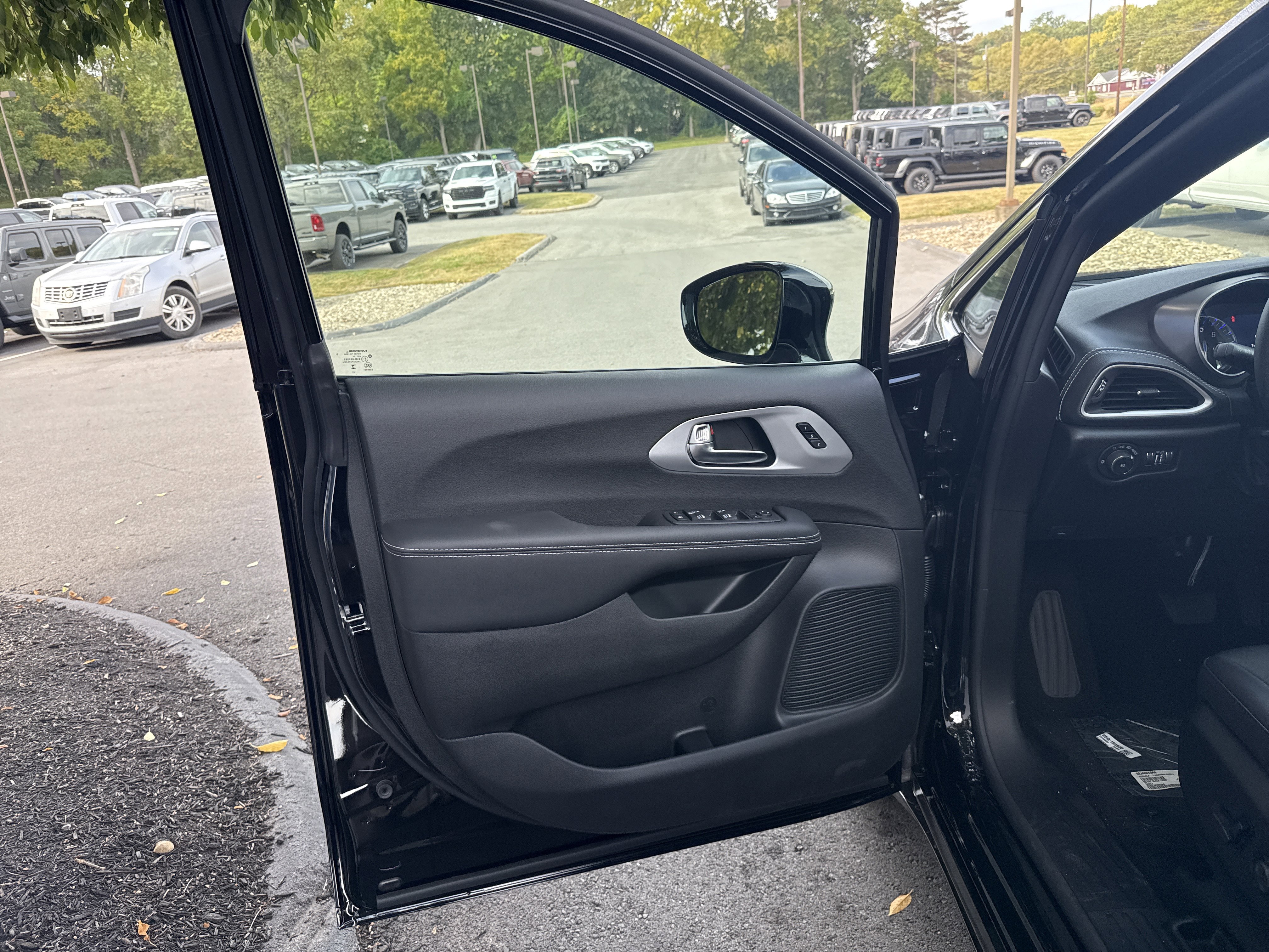 New 2026 Chrysler Pacifica Select image 16