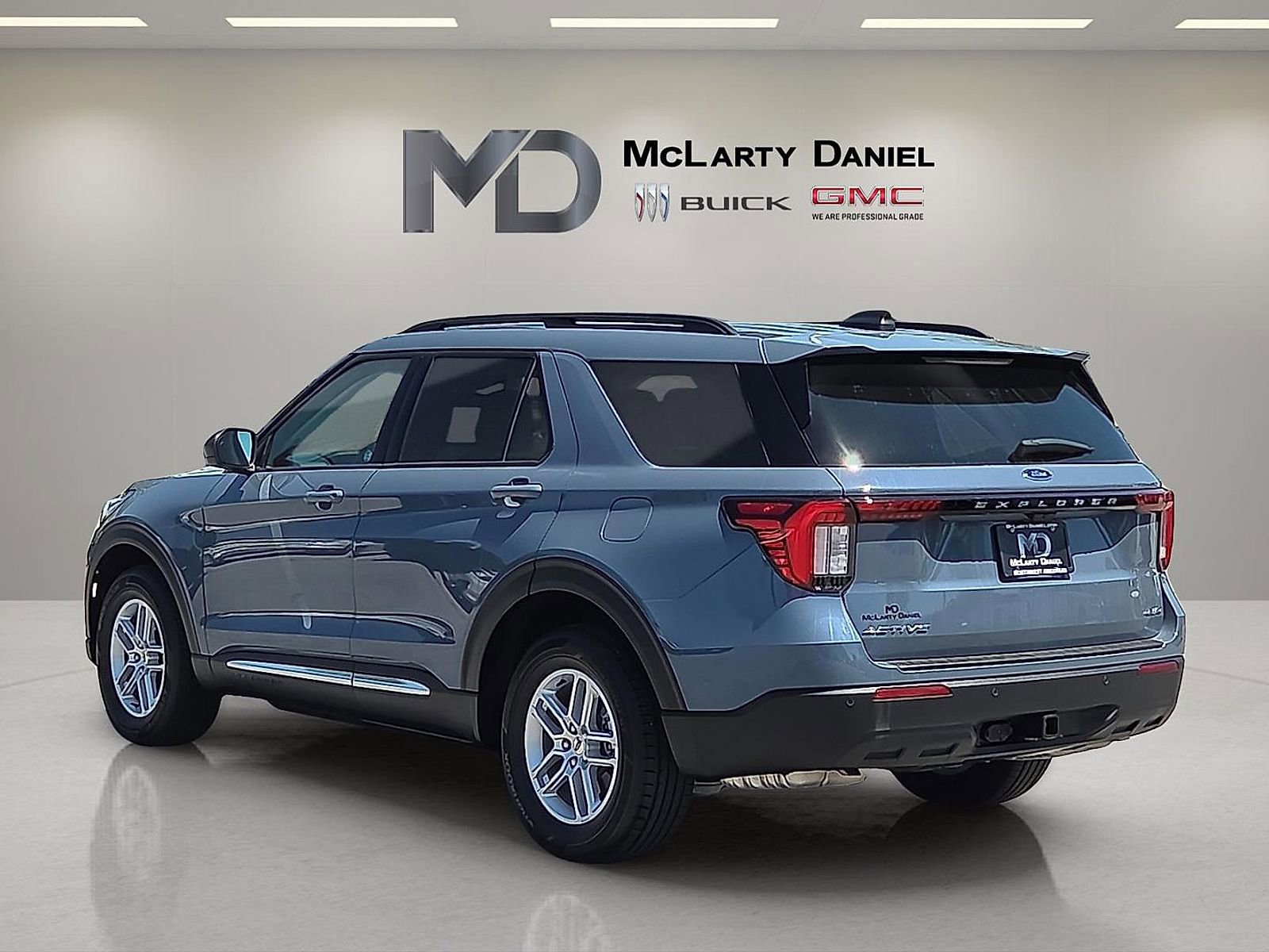 Used 2025 Ford Explorer Active AWD/4WD image 4