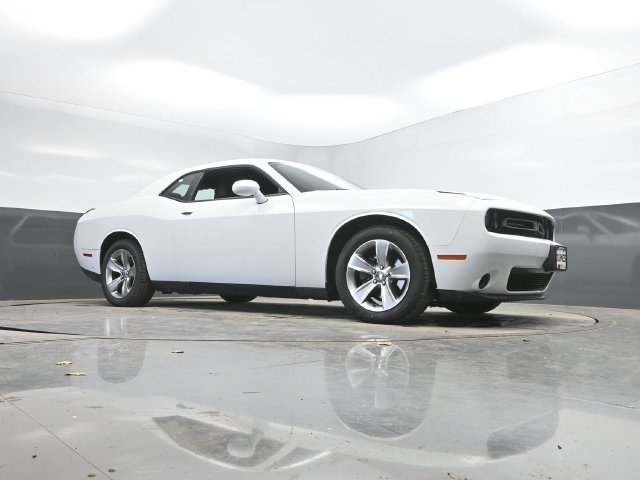 Used 2015 Dodge Challenger SXT RWD image 30