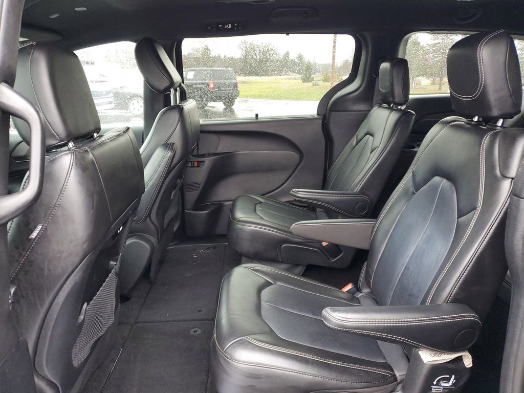 Used 2025 Chrysler Pacifica Select image 29