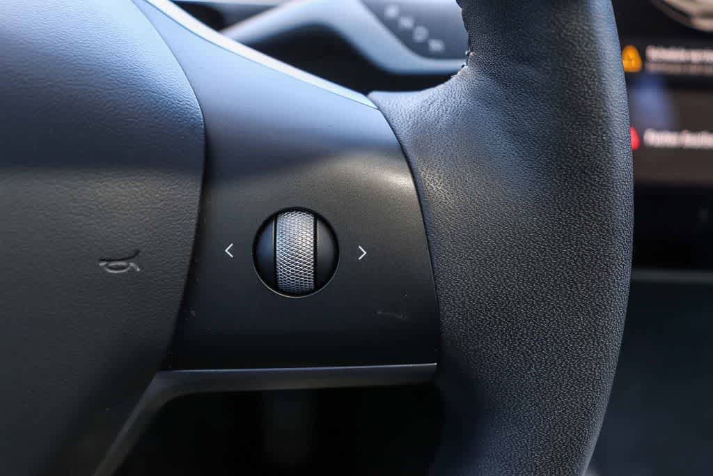 Used 2021 Tesla Model Y Long Range AWD/4WD image 23