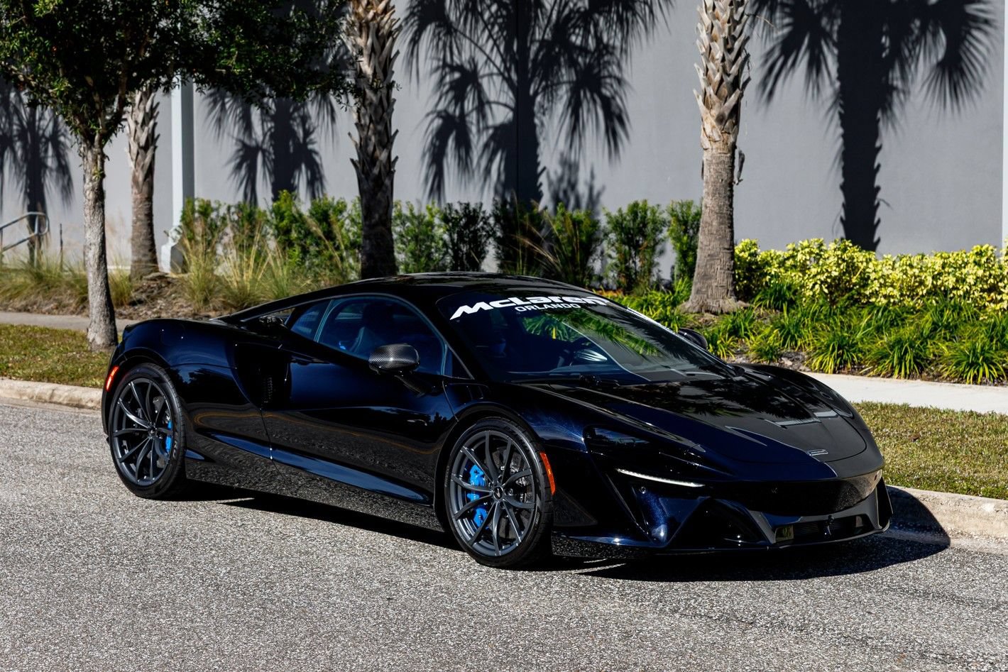 Used 2023 McLaren Artura RWD image 2
