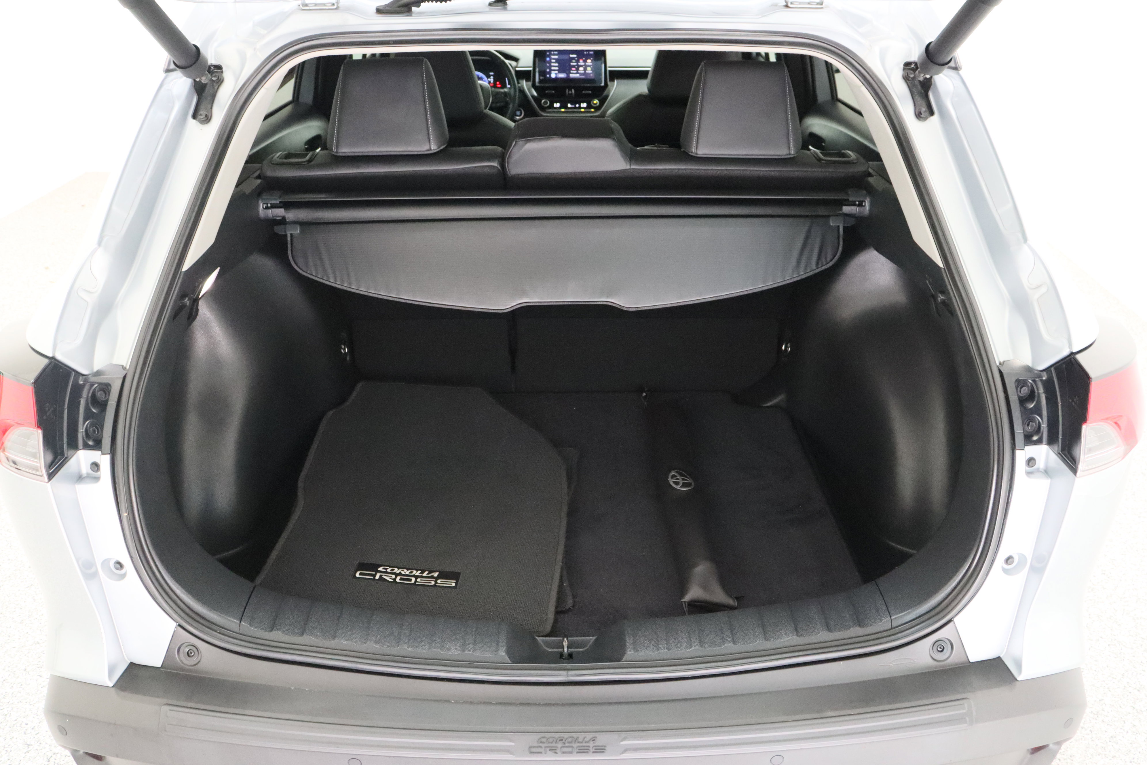 Used 2023 Toyota Corolla Cross XLE w/ Convenience Package FWD image 34