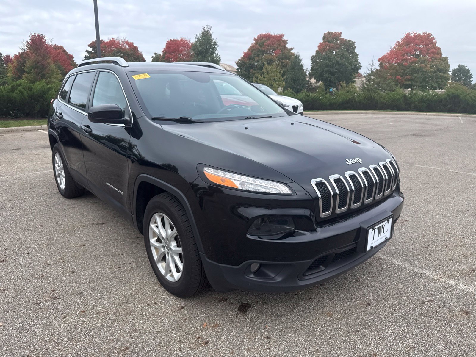 Used 2017 Jeep Cherokee Latitude w/ Cold Weather Group AWD/4WD image 3