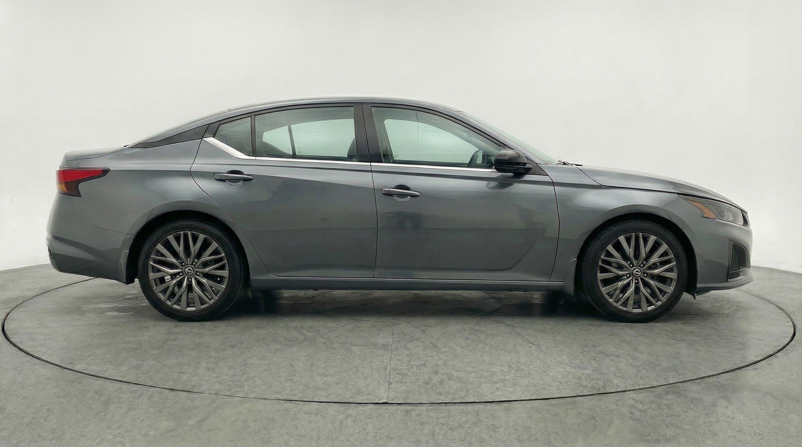 Used 2025 Nissan Altima 2.5 SV FWD image 11