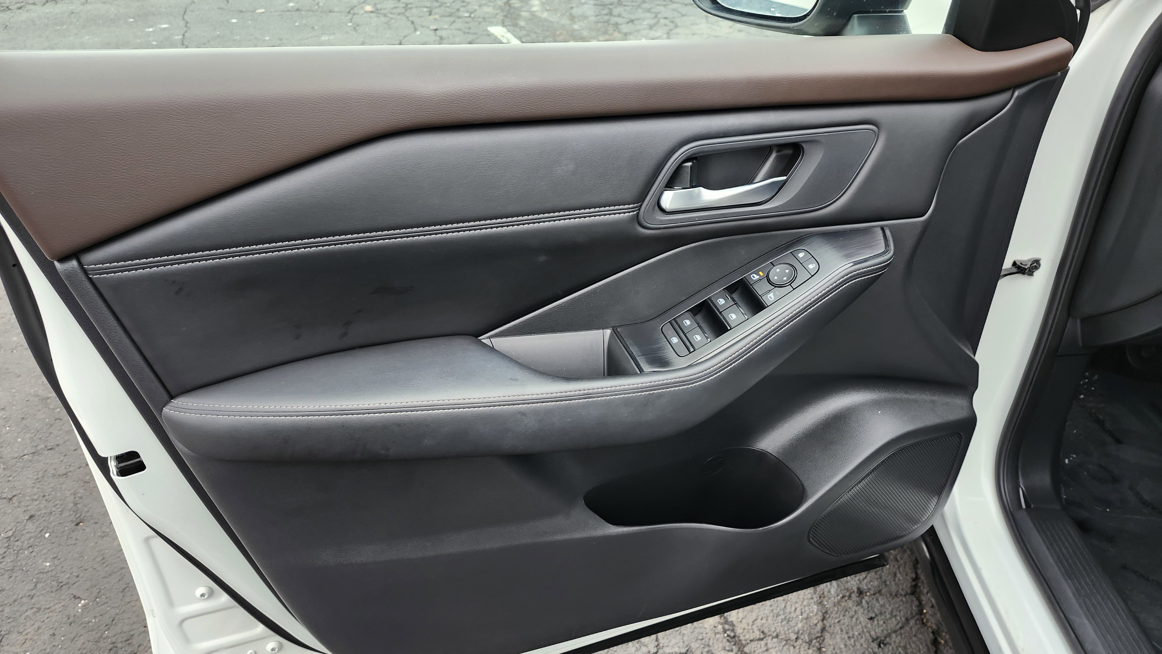 Used 2023 Nissan Rogue SV w/ SV Premium Package image 26