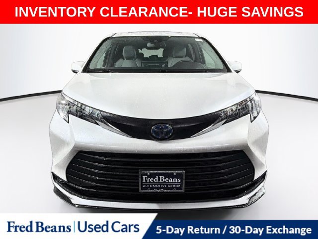 Used 2025 Toyota Sienna XLE FWD image 2