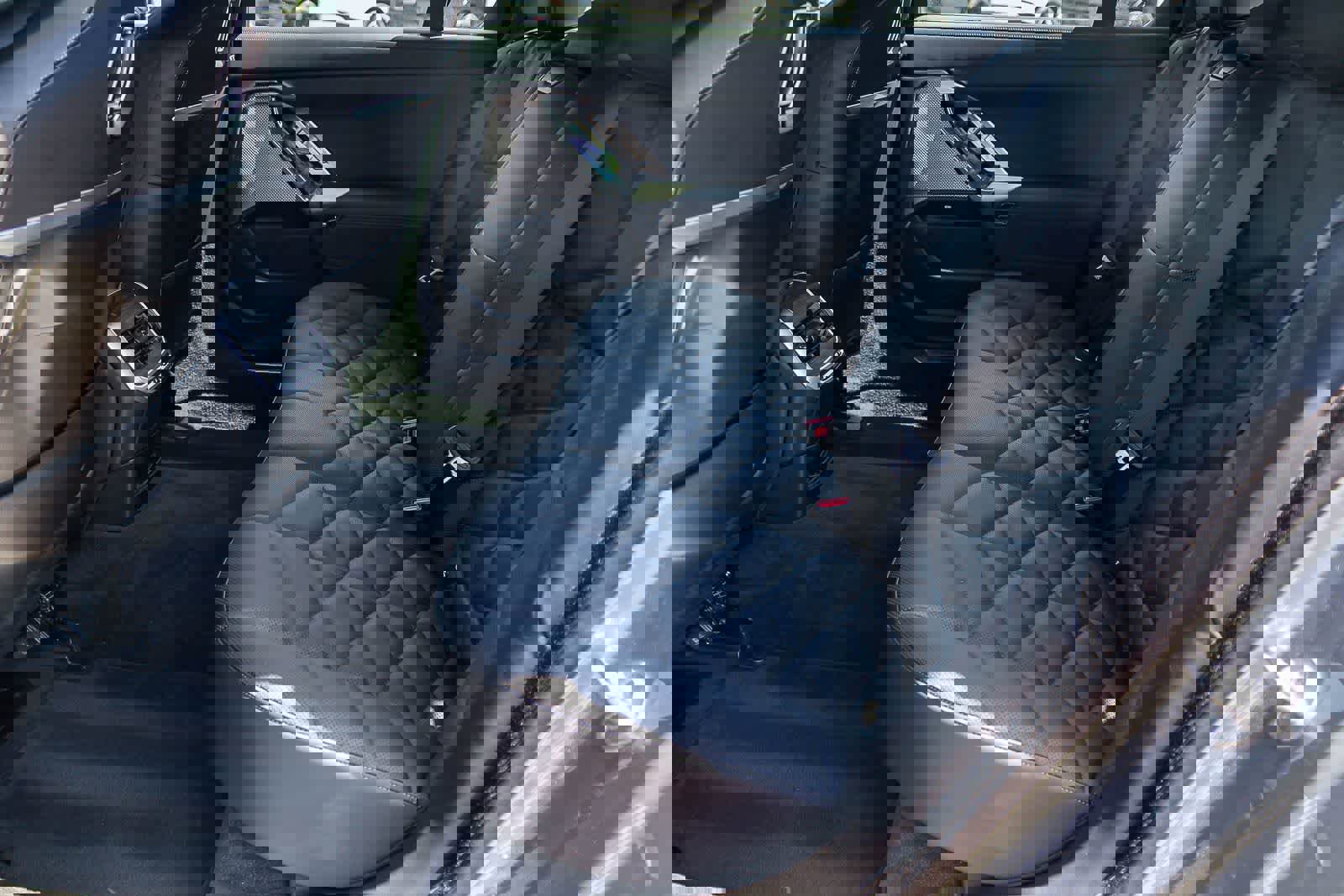 Used 2024 BMW 740i w/ Premium Package image 18