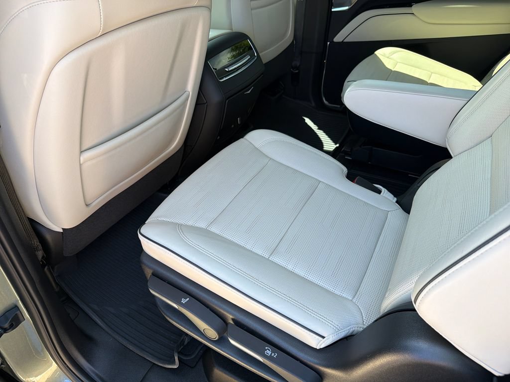 Used 2023 Cadillac Escalade Sport w/ LPO, ONYX Package AWD/4WD image 39