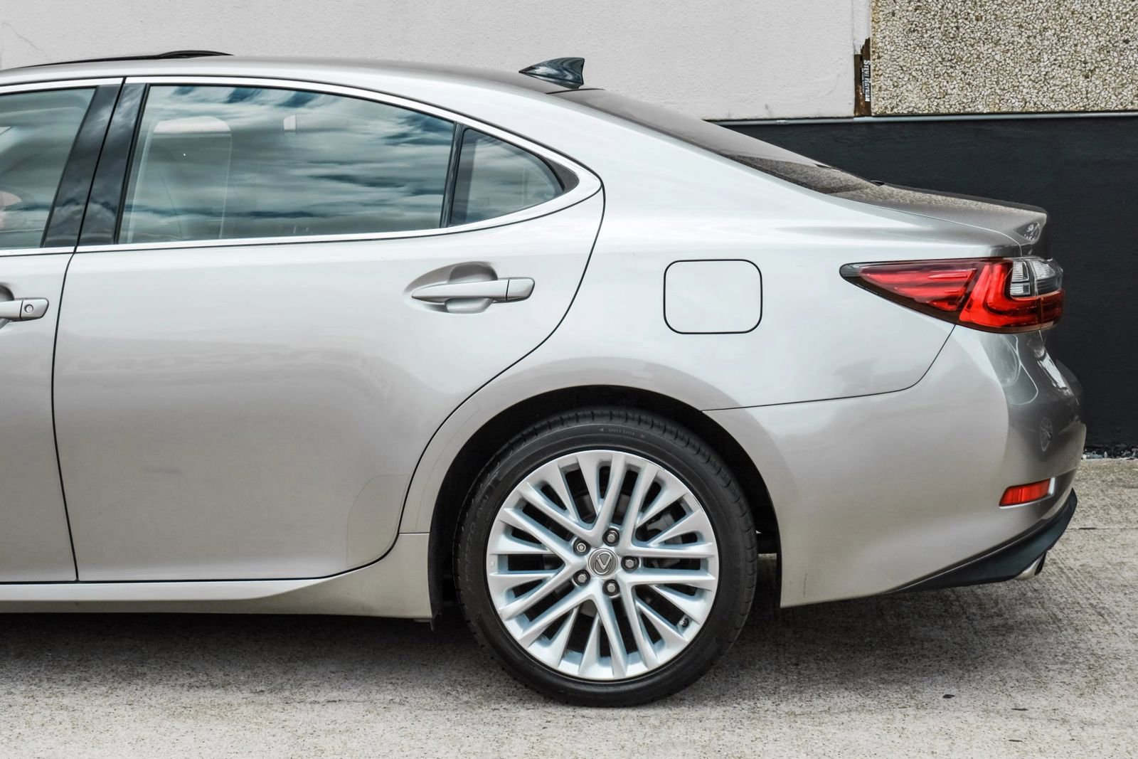 Used 2018 Lexus ES 350 w/ Ultra Luxury Package FWD image 17