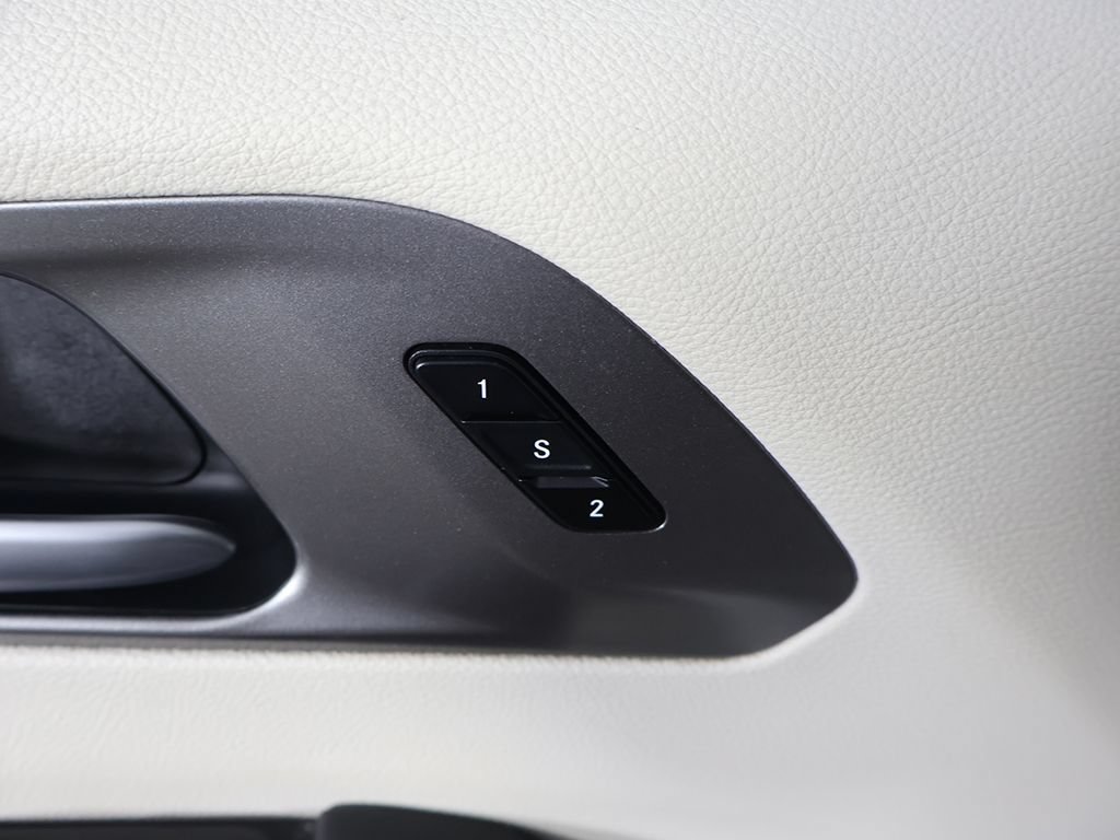 Used 2024 Chrysler Pacifica Touring-L FWD image 38