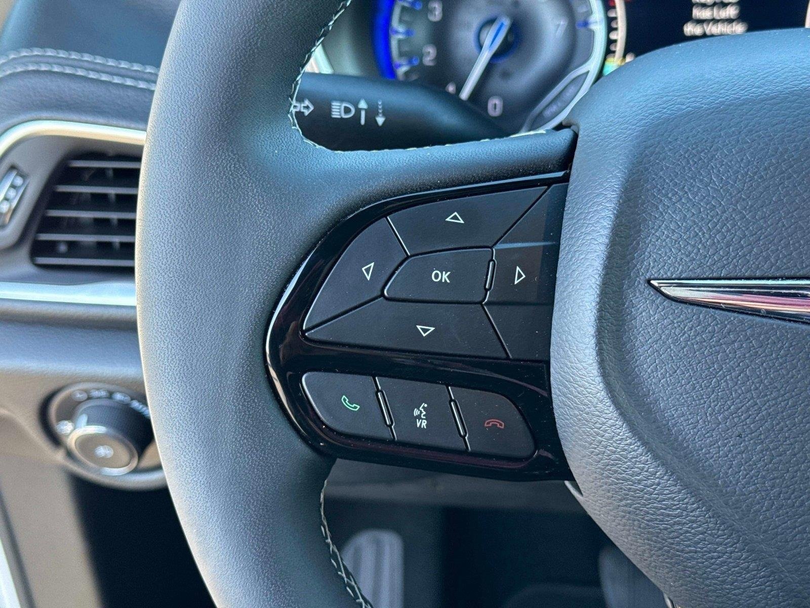 Used 2024 Chrysler Pacifica Limited w/ S Appearance Package image 30