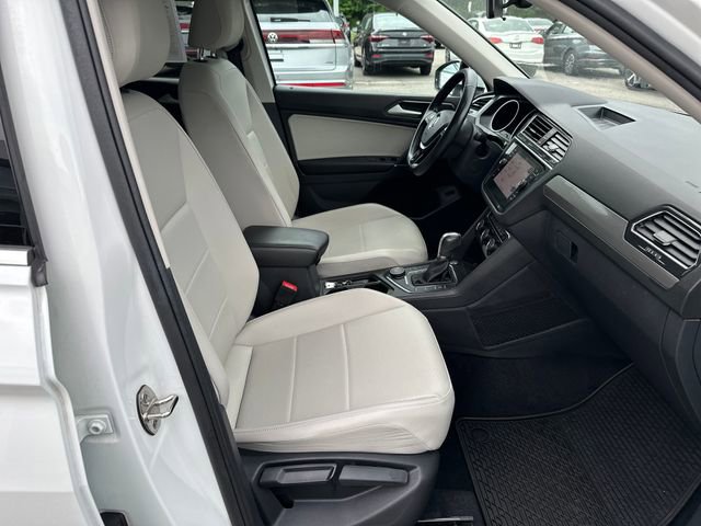 Used 2018 Volkswagen Tiguan SEL AWD/4WD image 36
