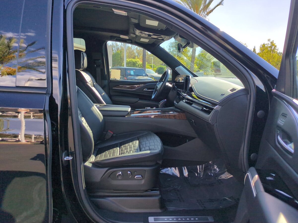 Used 2022 Cadillac Escalade Sport Platinum w/ Heavy-Duty Trailer Package AWD/4WD image 31