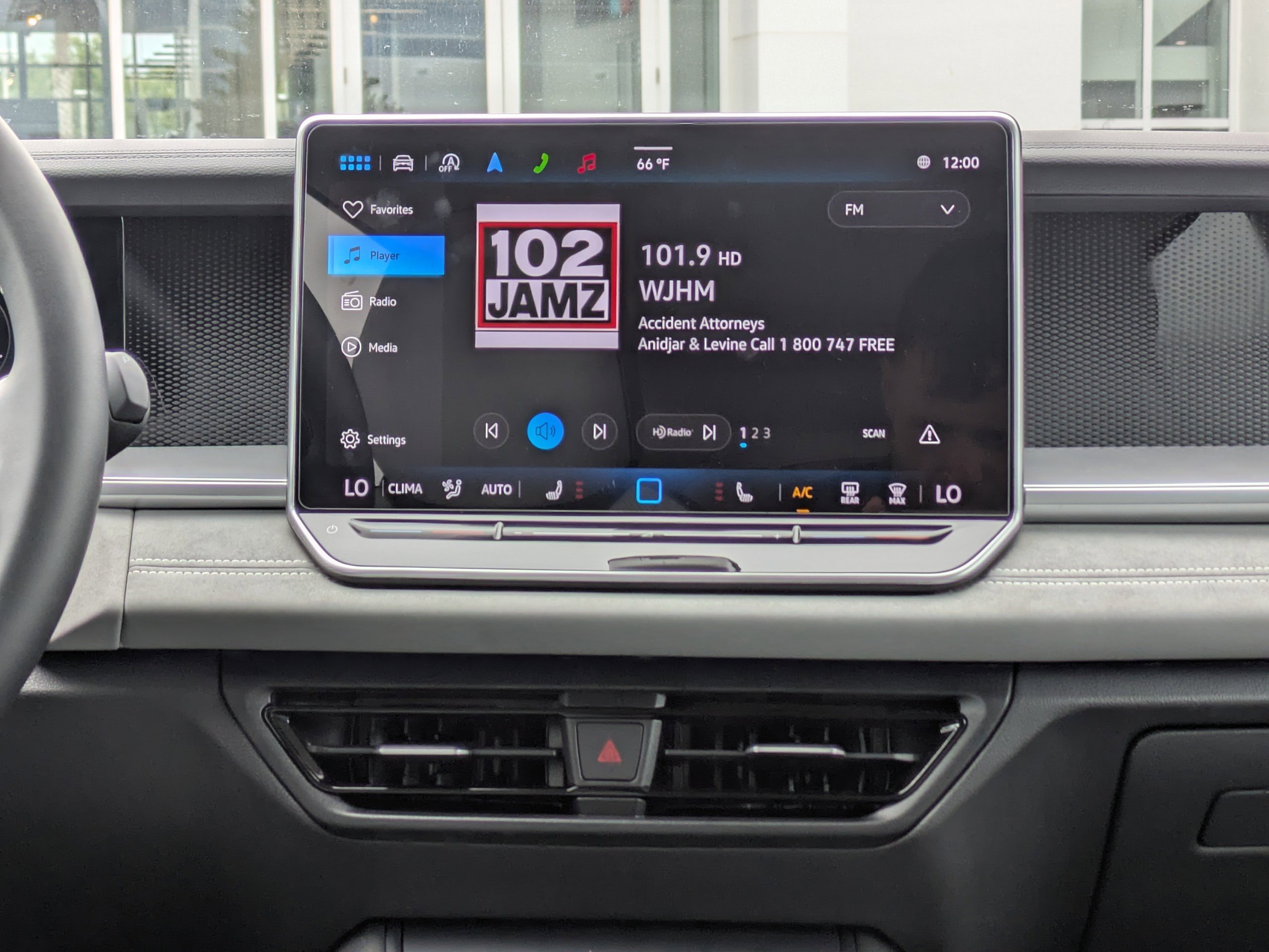 Used 2025 Volkswagen Tiguan SE FWD image 19