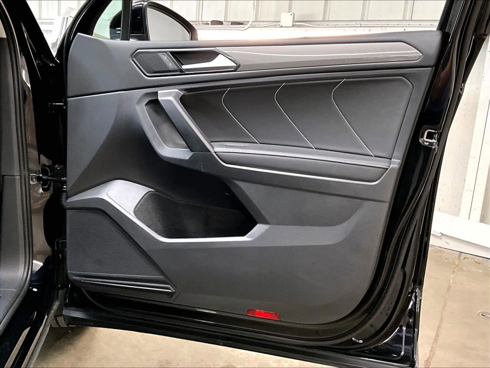Used 2023 Volkswagen Tiguan SE w/ Panoramic Sunroof Package FWD image 27