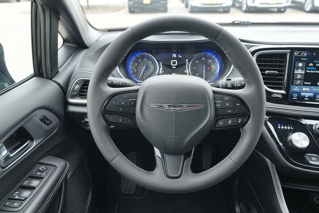 Used 2025 Chrysler Pacifica Limited FWD image 32