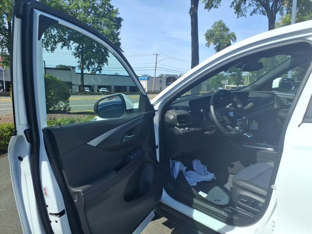 Used 2025 Buick Envista Preferred w/ Convenience I Package image 8