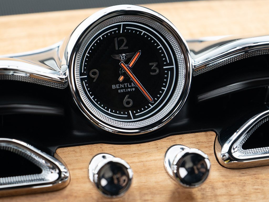 Used 2025 Bentley Bentayga image 41