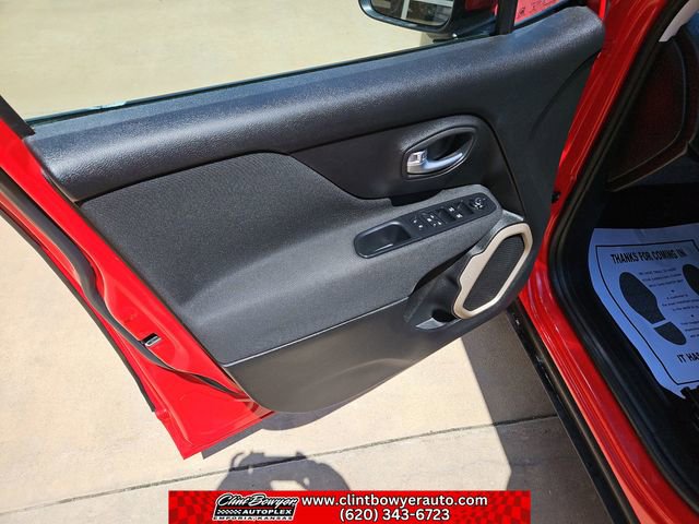 Used 2016 Jeep Renegade Latitude FWD image 10